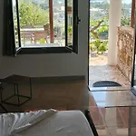Konukevi John's